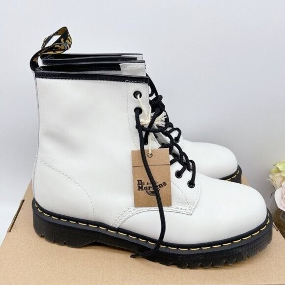 Dr. Martens 11821 Lace Up 8-Eye Combat Boots White Smooth Leather Wms US 5 EU 36 - Picture 2 of 11